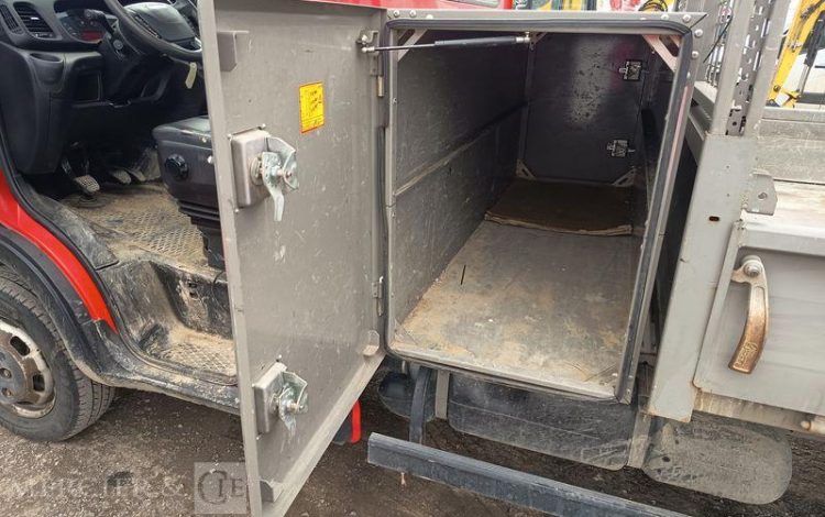 IVECO DAILY 35C13 BENNE AVEC COFFRE ACIER DIESEL – 131173 KMS – ANNEE 2016 ROUGE EG-738-GC