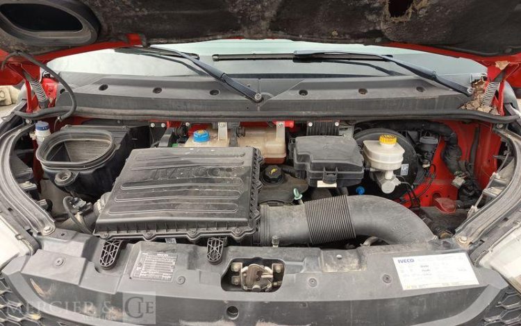 IVECO DAILY 35C13 BENNE AVEC COFFRE ACIER DIESEL – 131173 KMS – ANNEE 2016 ROUGE EG-738-GC