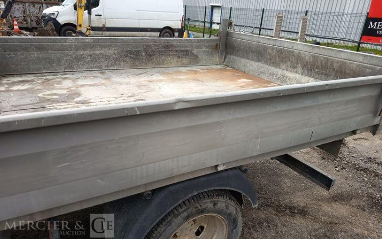 IVECO DAILY 35C13 BENNE AVEC COFFRE ACIER DIESEL – 131173 KMS – ANNEE 2016 ROUGE EG-738-GC