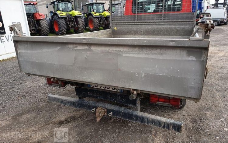 IVECO DAILY 35C13 BENNE AVEC COFFRE ACIER DIESEL – 131173 KMS – ANNEE 2016 ROUGE EG-738-GC