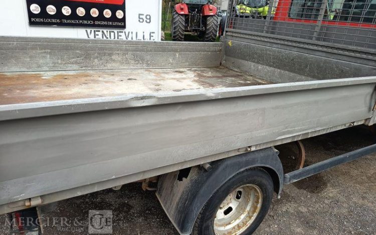 IVECO DAILY 35C13 BENNE AVEC COFFRE ACIER DIESEL – 131173 KMS – ANNEE 2016 ROUGE EG-738-GC