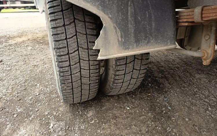 IVECO DAILY 35C13 BENNE AVEC COFFRE ACIER DIESEL – 131173 KMS – ANNEE 2016 ROUGE EG-738-GC