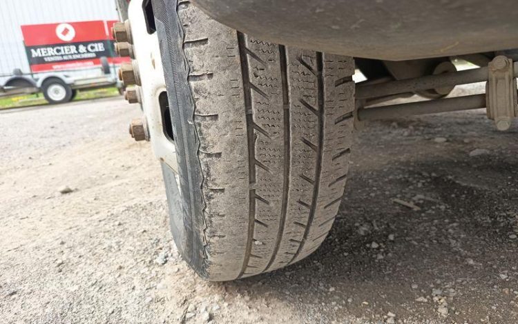 IVECO DAILY 35C13 BENNE AVEC COFFRE ACIER DIESEL – 131173 KMS – ANNEE 2016 ROUGE EG-738-GC