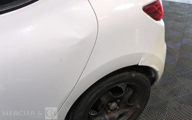 RENAULT CLIO IV BLANC EJ-574-PV