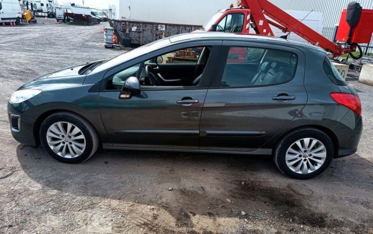 PEUGEOT 308 1.6 THP 16V 155 CV PREMIUM PACK – ESSENCE – 92831 KMS – ANNEE 2013 NOIR FN-627-HK