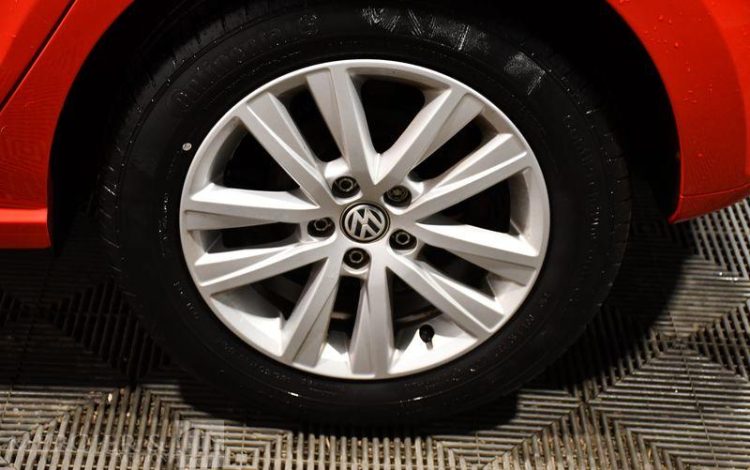 VOLKSWAGEN  ROUGE BB-474-JA