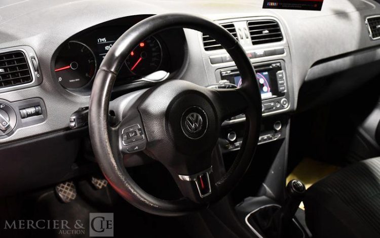 VOLKSWAGEN  ROUGE BB-474-JA
