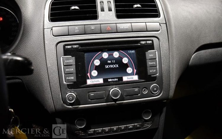 VOLKSWAGEN  ROUGE BB-474-JA