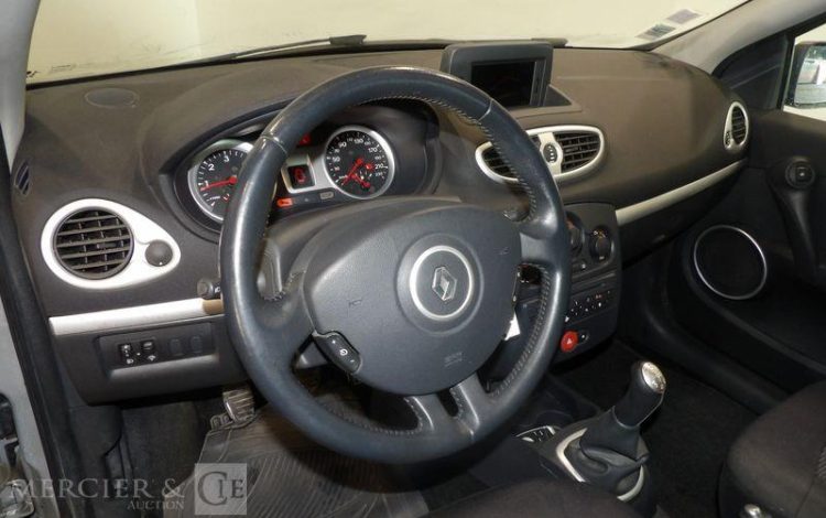 RENAULT CLIO 1.5 DCI 90CH DYNAMIQUE TOMTOM GRIS BH-713-AW