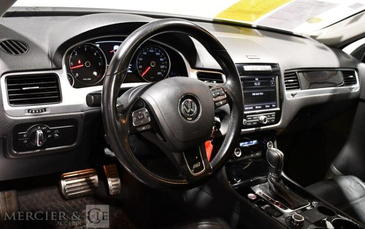 VOLKSWAGEN  NOIR CW-722-TG