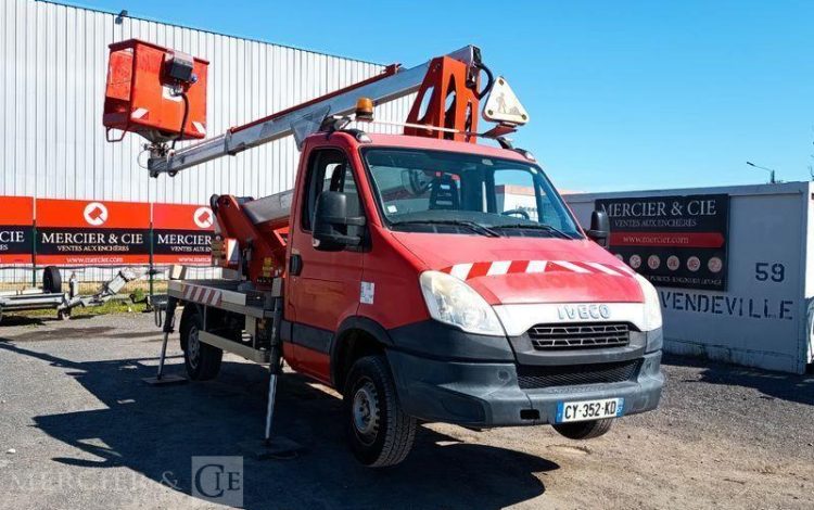 IVECO DAILY 35S AVEC NACELLE MULTITEL MX170 17M – 3391 HEURES – 75949 KMS – ANNEE 2013 ROUGE CY-352-KD