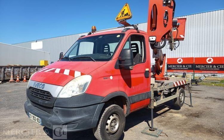 IVECO DAILY 35S AVEC NACELLE MULTITEL MX170 17M – 3391 HEURES – 75949 KMS – ANNEE 2013 ROUGE CY-352-KD