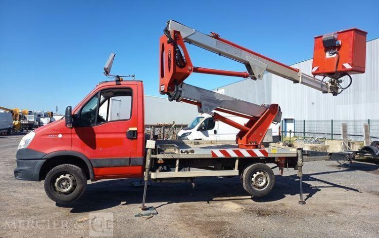 IVECO DAILY 35S AVEC NACELLE MULTITEL MX170 17M – 3391 HEURES – 75949 KMS – ANNEE 2013 ROUGE CY-352-KD
