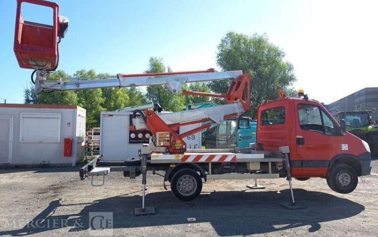 IVECO DAILY 35S AVEC NACELLE MULTITEL MX170 17M – 3391 HEURES – 75949 KMS – ANNEE 2013 ROUGE CY-352-KD