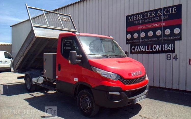IVECO 35-130  BENNE SIMPLE CABINE COFFRE AN2016 ROUGE EC-475-QG