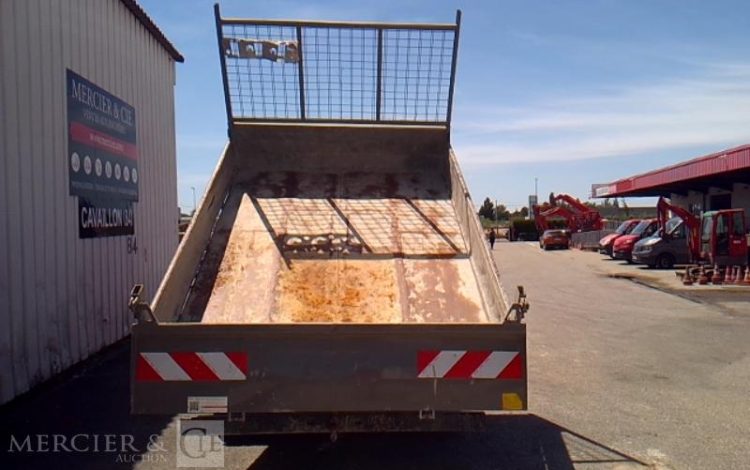 IVECO 35-130  BENNE SIMPLE CABINE COFFRE AN2016 ROUGE EC-475-QG