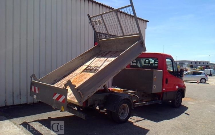 IVECO 35-130  BENNE SIMPLE CABINE COFFRE AN2016 ROUGE EC-475-QG