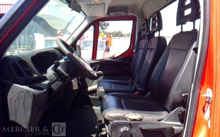 IVECO 35-130  BENNE SIMPLE CABINE COFFRE AN2016 ROUGE EC-475-QG