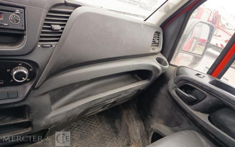 IVECO IS35 BENNE SIMPLE CABINE COFFRE IVECO 35C13  EC-943-PB