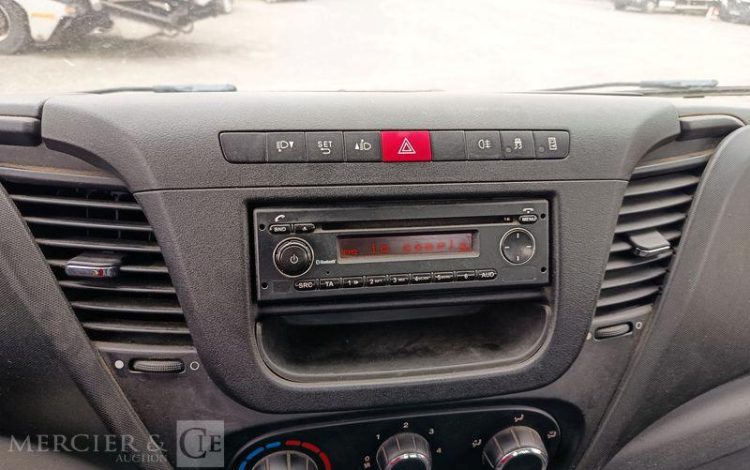 IVECO IS35 BENNE SIMPLE CABINE COFFRE IVECO 35C13  EC-943-PB
