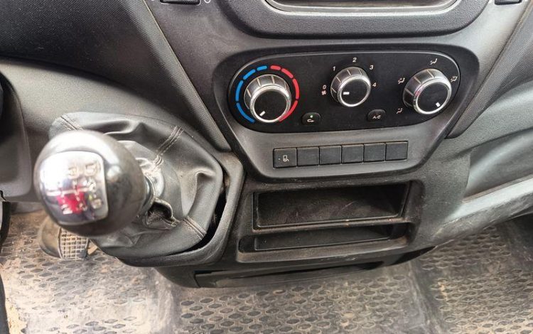 IVECO IS35 BENNE SIMPLE CABINE COFFRE IVECO 35C13  EC-943-PB