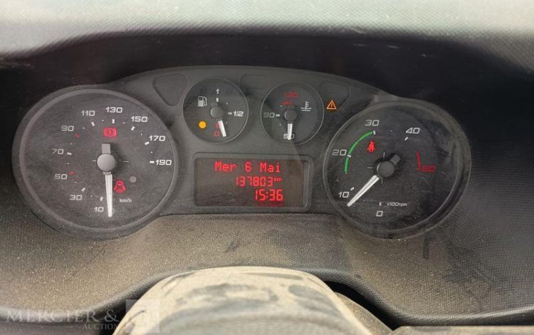 IVECO IS35 BENNE SIMPLE CABINE COFFRE IVECO 35C13  EC-943-PB