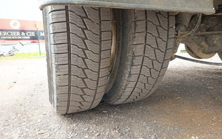 IVECO IS35 BENNE SIMPLE CABINE COFFRE IVECO 35C13  EC-943-PB
