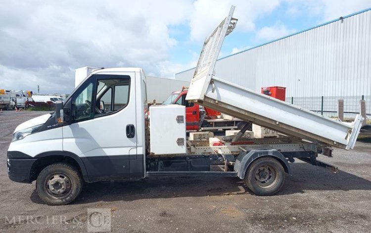 IVECO IS35 BENNE SIMPLE CABINE COFFRE IVECO 35C16  EN-521-NE