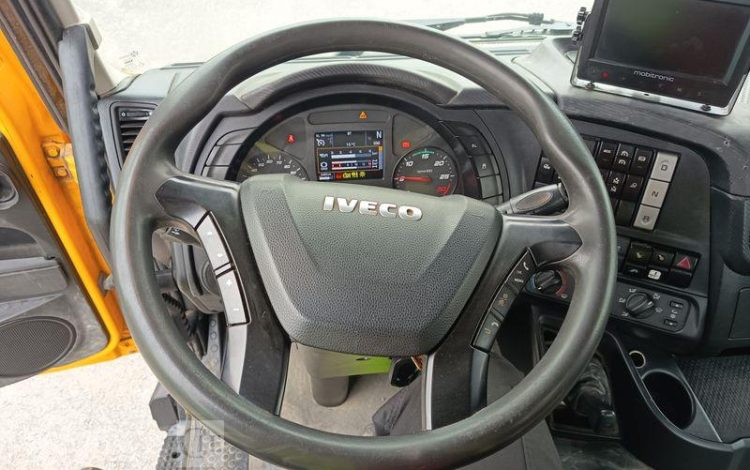 IVECO STRALIS 360ch PORTE ENGIN 6×2 – DIESEL – PTAC : 26 TONNES – 319202 KMS – AN 2018 JAUNE ET-699-WV