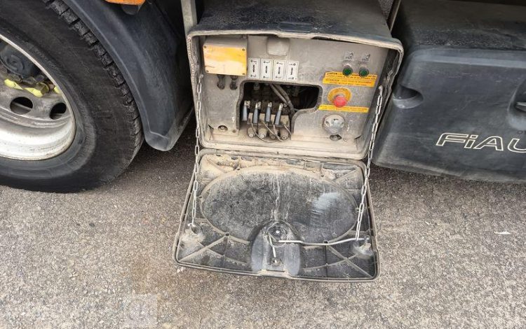 IVECO STRALIS 360ch PORTE ENGIN 6×2 – DIESEL – PTAC : 26 TONNES – 319202 KMS – AN 2018 JAUNE ET-699-WV