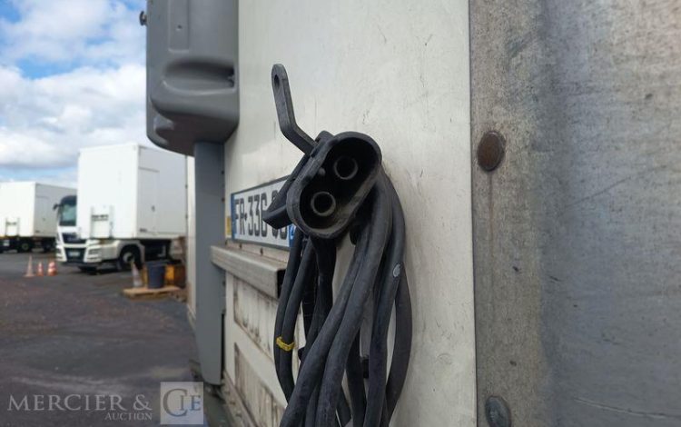 FRUEHAUF SEMI REMORQUE FOURGON AVEC HAYON PALFINGER – 3 ESSIEUX – PTAC 38 T – ANNEE 2020  FR-336-QJ
