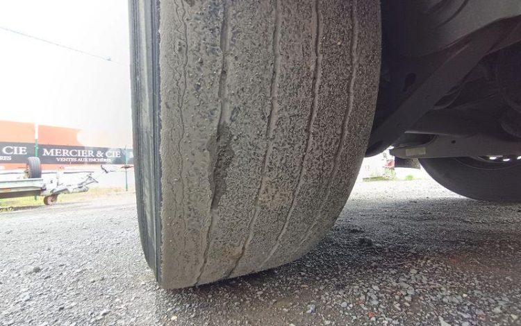 FRUEHAUF SEMI REMORQUE FOURGON AVEC HAYON PALFINGER – 3 ESSIEUX – PTAC 38 T – ANNEE 2020  FR-336-QJ