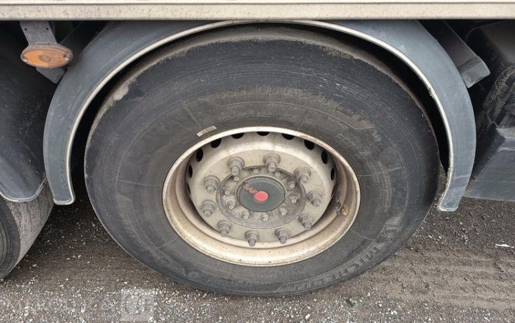 FRUEHAUF SEMI REMORQUE FOURGON AVEC HAYON PALFINGER – 3 ESSIEUX – PTAC 38 T – ANNEE 2020  FR-336-QJ
