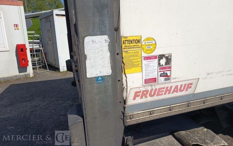 FRUEHAUF SEMI REMORQUE FOURGON AVEC HAYON PALFINGER – 3 ESSIEUX – PTAC 38 T – ANNEE 2020 BLANC FR-876-QH