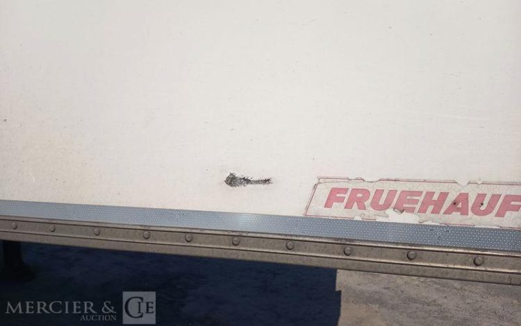 FRUEHAUF SEMI REMORQUE FOURGON AVEC HAYON PALFINGER – 3 ESSIEUX – PTAC 38 T – ANNEE 2020 BLANC FR-876-QH