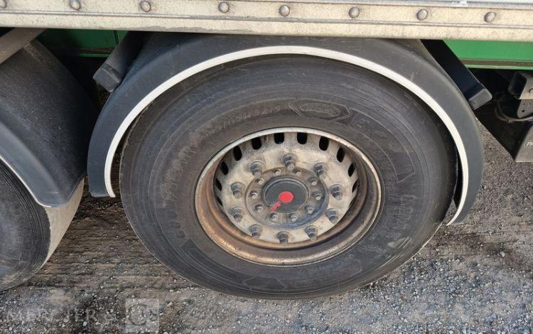 FRUEHAUF SEMI REMORQUE FOURGON AVEC HAYON PALFINGER – 3 ESSIEUX – PTAC 38 T – ANNEE 2020 BLANC FR-876-QH