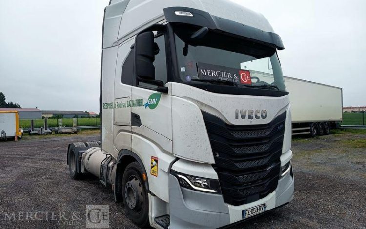 IVECO S-WAY 460  – GAZ – PTRA : 44 TONNES – 753110 KMS – ANNEE 2021 BLANC FZ-059-RV