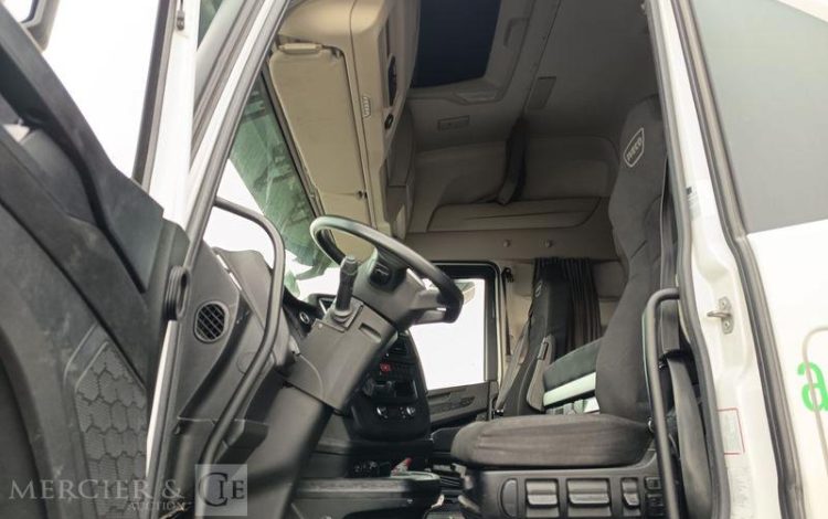 IVECO S-WAY 460  – GAZ – PTRA : 44 TONNES – 753110 KMS – ANNEE 2021 BLANC FZ-059-RV