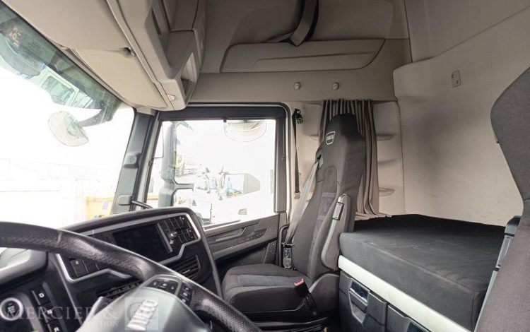 IVECO S-WAY 460  – GAZ – PTRA : 44 TONNES – 753110 KMS – ANNEE 2021 BLANC FZ-059-RV