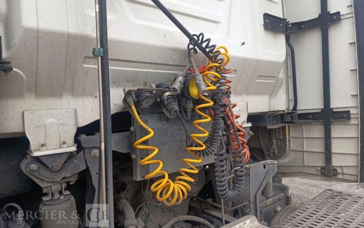 IVECO S-WAY 460  – GAZ – PTRA : 44 TONNES – 753110 KMS – ANNEE 2021 BLANC FZ-059-RV