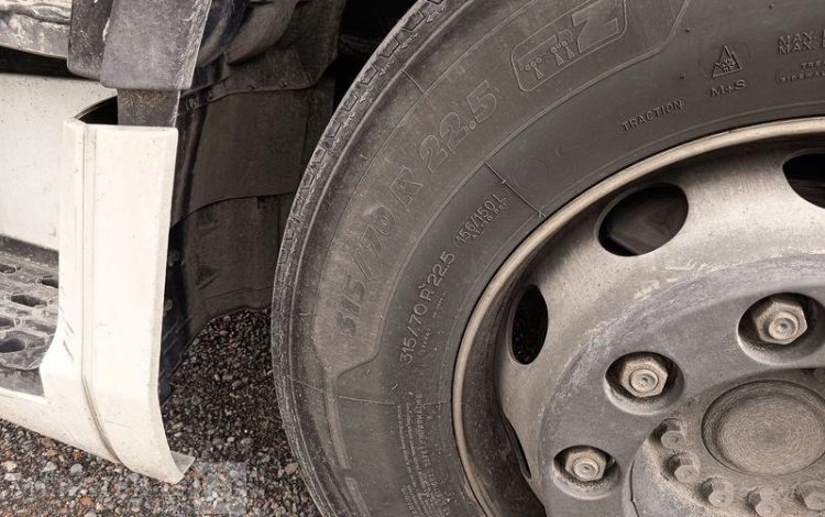 IVECO S-WAY 460  – GAZ – PTRA : 44 TONNES – 753110 KMS – ANNEE 2021 BLANC FZ-059-RV