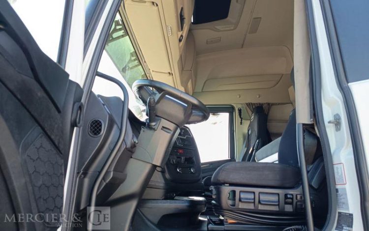 IVECO S-WAY 460 – GAZ – PTRA : 44 TONNES – 738632 KMS – ANNEE 2021 BLANC FZ-647-VL