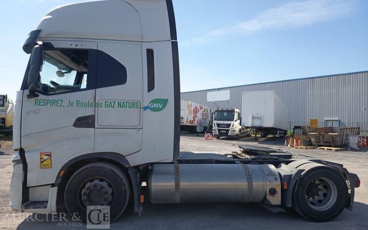 IVECO S-WAY 460 – GAZ – PTRA : 44 TONNES – 842260 KMS – ANNEE 2021 BLANC FZ-746-VL