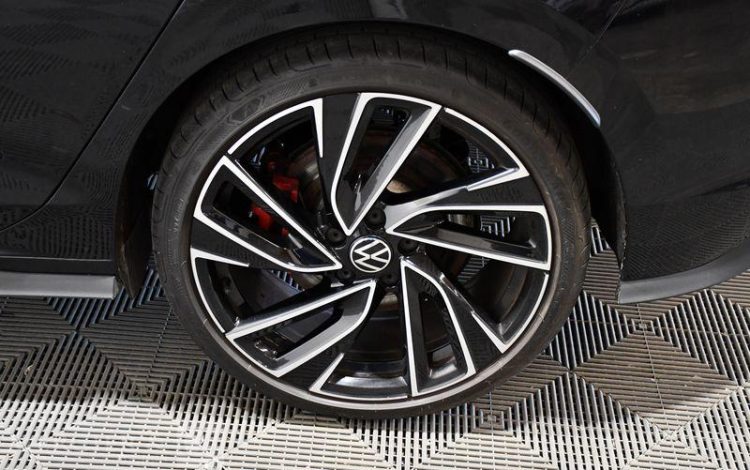 VOLKSWAGEN  NOIR HE-974-EF