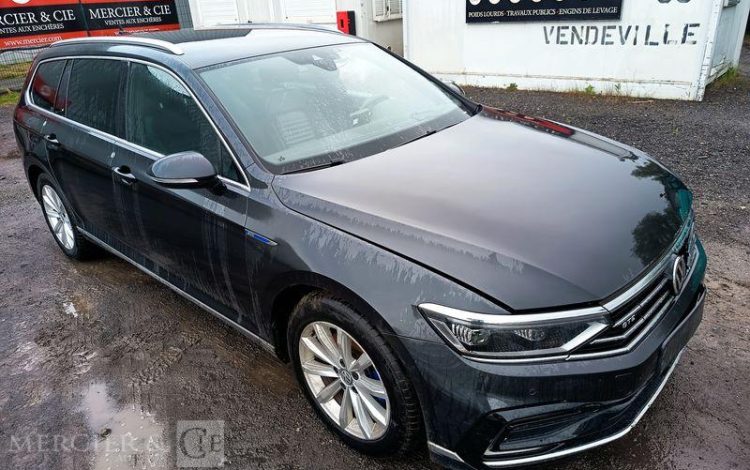 VOLKSWAGEN PASSAT – POUR PIECES SANS CARTE GRISE GRIS TXAM085