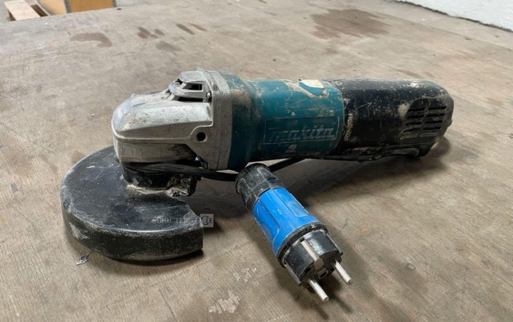 MAKITA 9565PCV  MEU010671