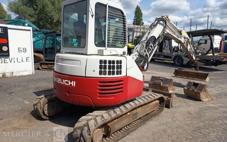 TAKEUCHI MINI PELLE SUR CHENNILLES TB 153 FR – 5,725 TONNES – 2139 HEURES- ANNEE 2020  303900