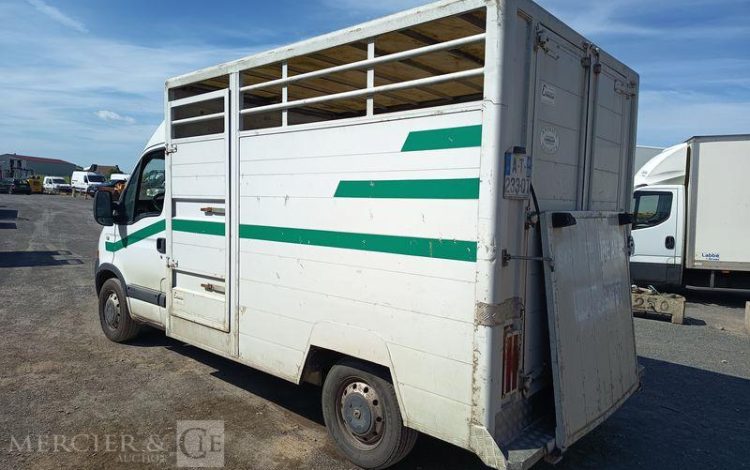 RENAULT MASTER II Phase 3  L2H2 2.5 dCi 16V 114cv POUR TRANSPORT D&rsquo;ANIMAUX – ANNEE  2007 BLANC AT-233-QT