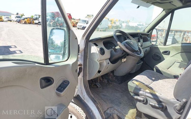RENAULT MASTER II Phase 3  L2H2 2.5 dCi 16V 114cv POUR TRANSPORT D&rsquo;ANIMAUX – ANNEE  2007 BLANC AT-233-QT