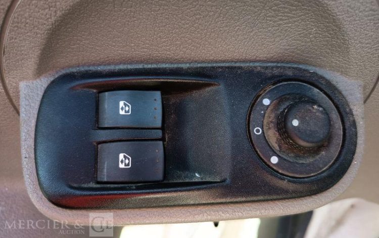 RENAULT MASTER II Phase 3  L2H2 2.5 dCi 16V 114cv POUR TRANSPORT D&rsquo;ANIMAUX – ANNEE  2007 BLANC AT-233-QT